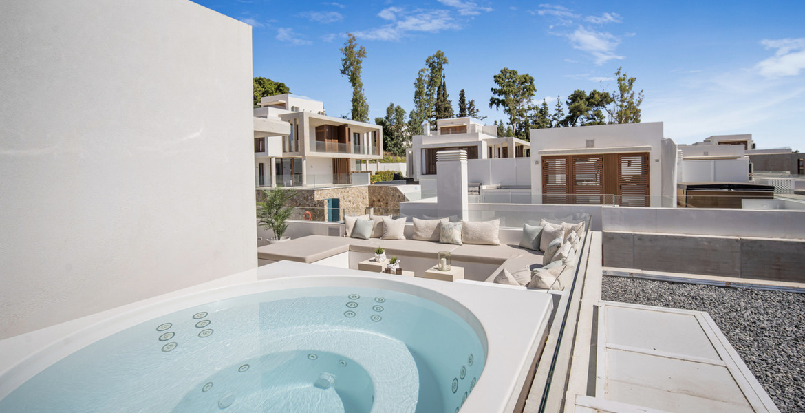 Lujosa Casa Adosada de 4 Dormitorios en Marbella
