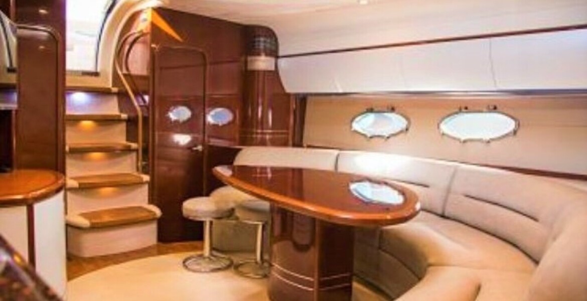 Yate Princess V58 de alquiler en Puerto Banús, Marbella. 
