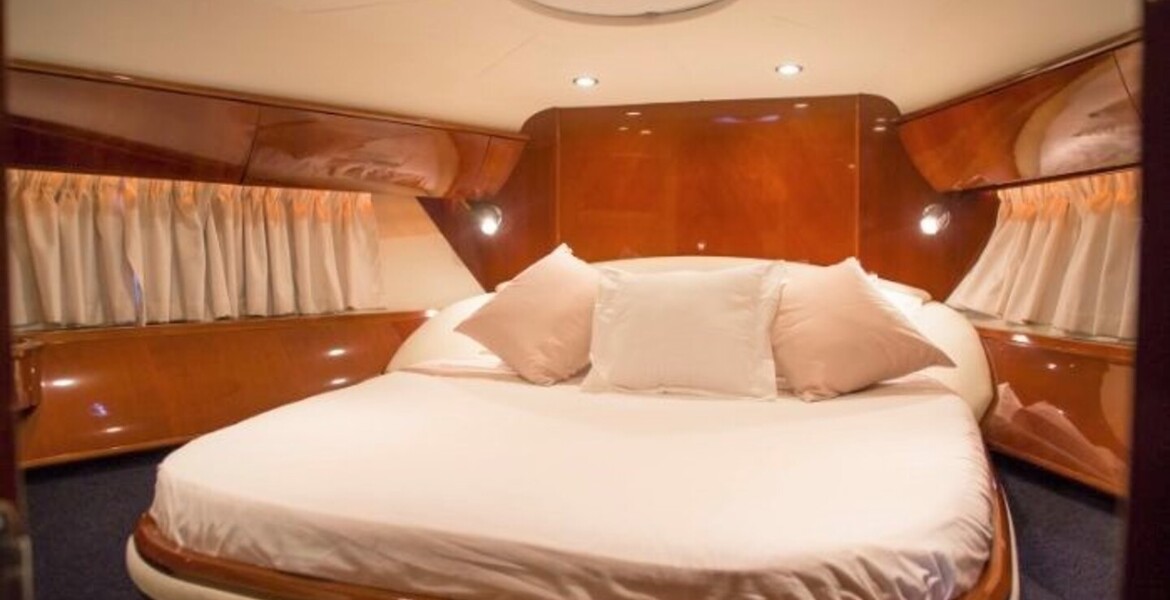 Yate Princess V58 de alquiler en Puerto Banús, Marbella. 