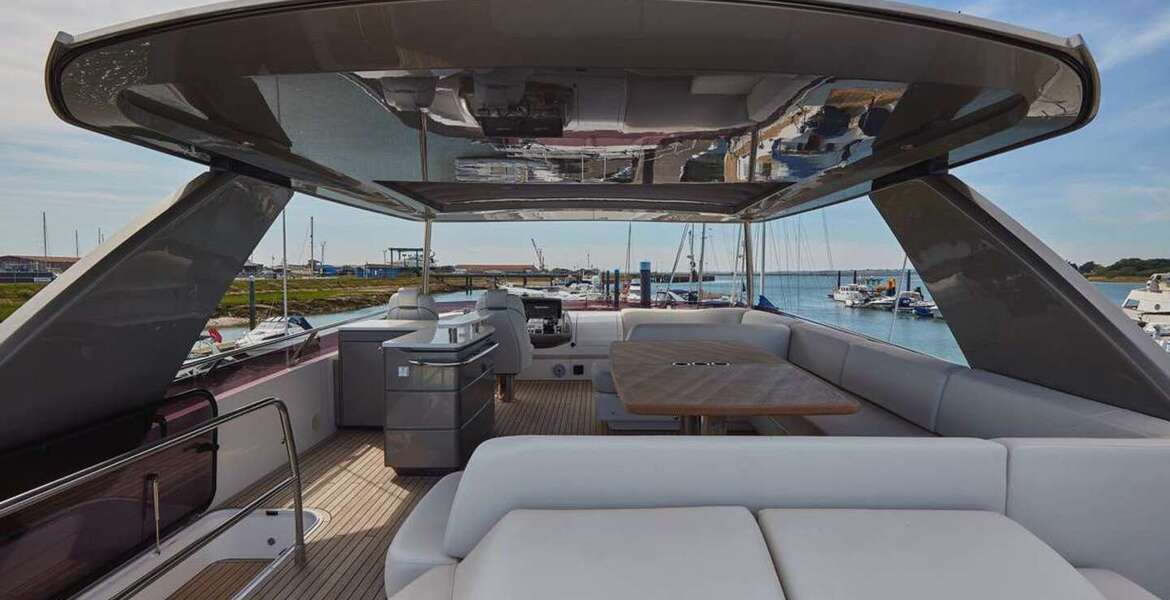 Yate Princess F70 de alquiler en Puerto Banús, Marbella. 