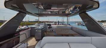 Yate Princess F70 de alquiler en Puerto Banús, Marbella. 