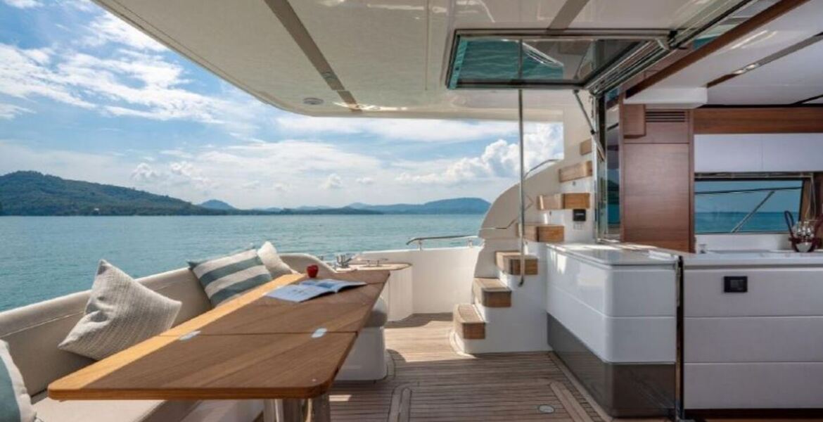 Yate Princess F70 de alquiler en Puerto Banús, Marbella. 
