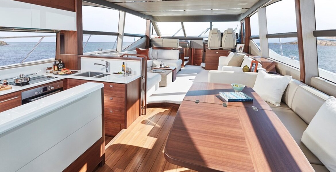 Yate Princess F70 de alquiler en Puerto Banús, Marbella. 