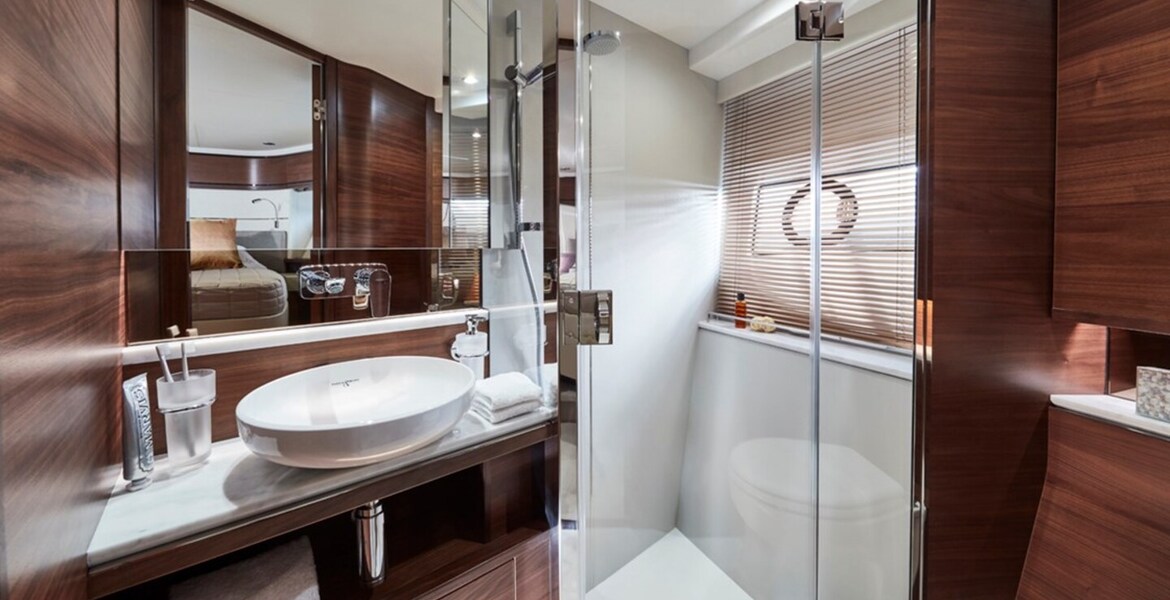 Yate Princess F70 de alquiler en Puerto Banús, Marbella. 